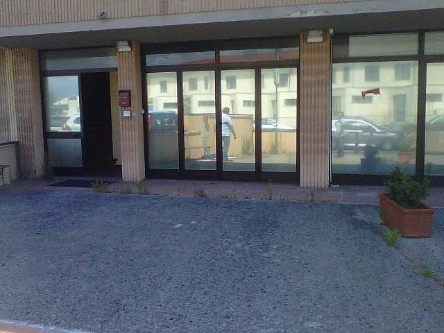 Locale commerciale in vendita a Calcinaia