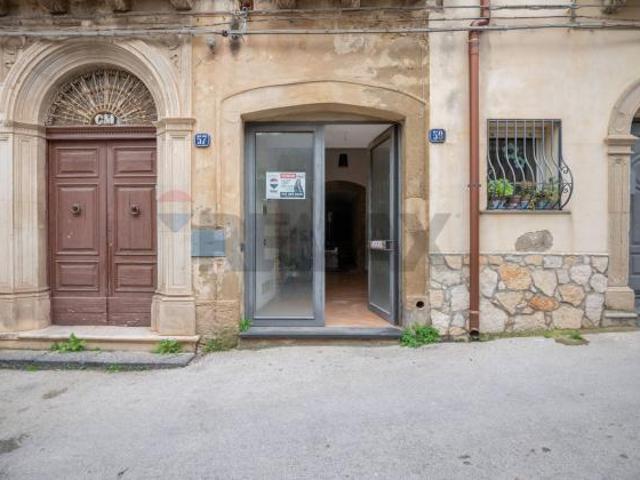 Locale Commerciale in vendita a Caltagirone