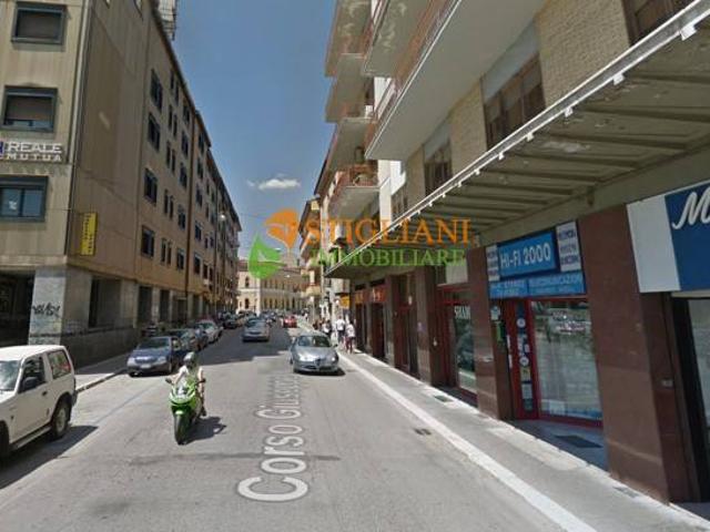 Locale commerciale in vendita a Campobasso, Centro