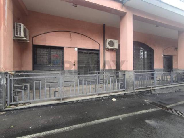 Locale Commerciale in vendita a Camporotondo Etneo