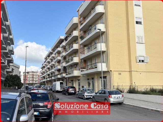 Locale commerciale in vendita a Canosa di Puglia, zona 167