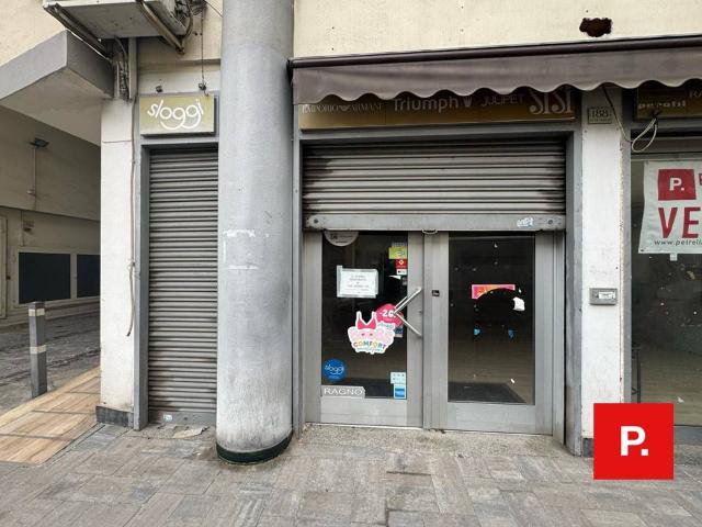 Locale commerciale in vendita a Caserta, Acquaviva