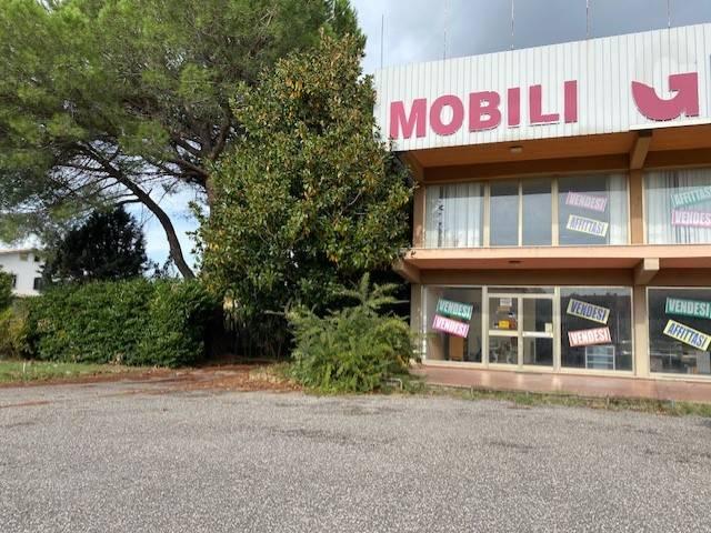Locale commerciale in vendita a Castel Sant'Elia