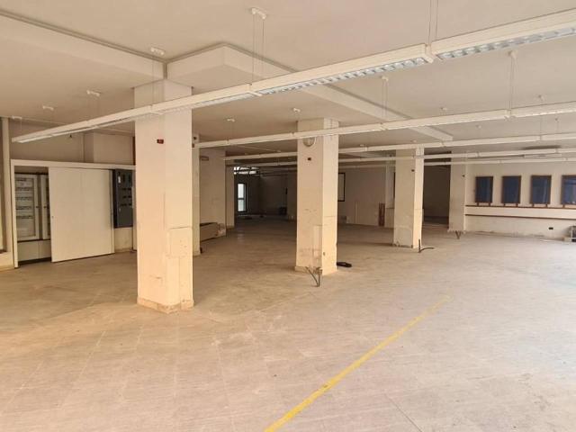 Locale commerciale in vendita a Carrara