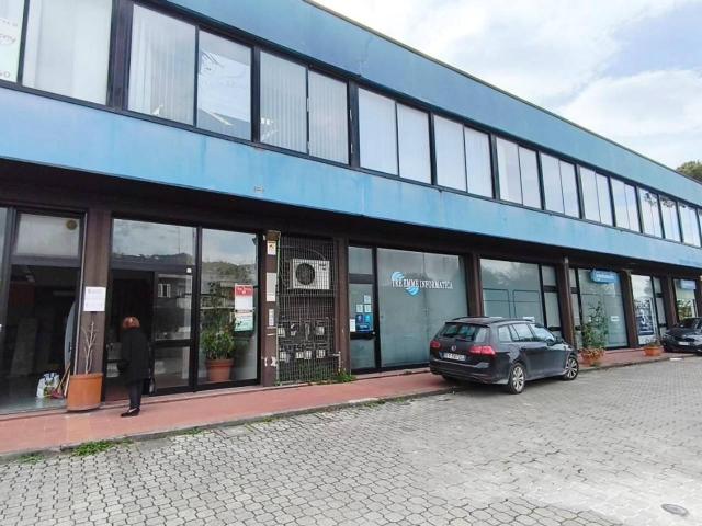 Locale commerciale in vendita a Carrara