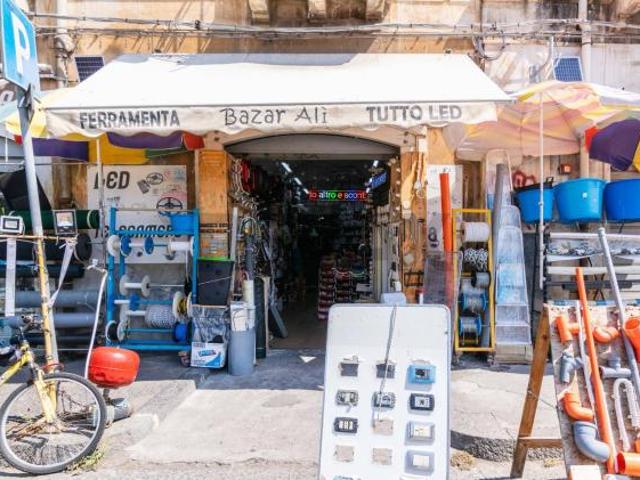 Locale Commerciale in vendita a Catania, Stazione