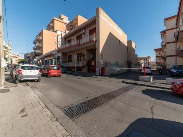 Locale Commerciale in vendita a Catania, Barriera