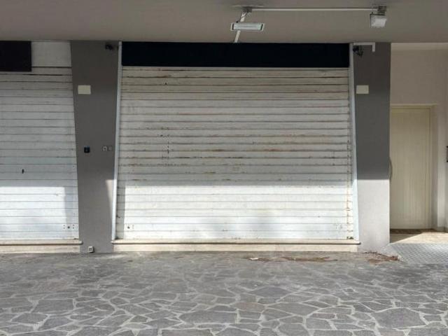 Locale commerciale in vendita a Cervia