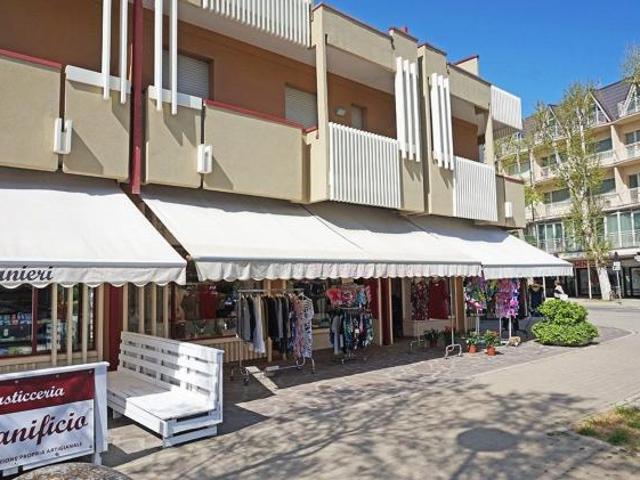 Locale commerciale in vendita a Cervia
