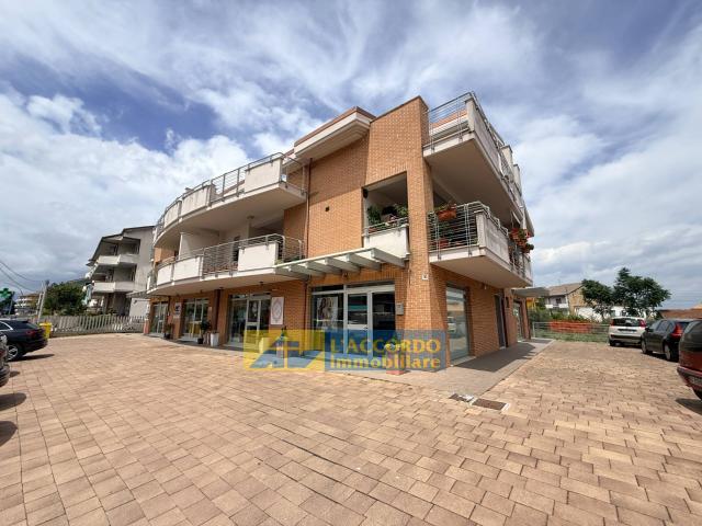 Locale commerciale in vendita a Chieti, Brecciarola
