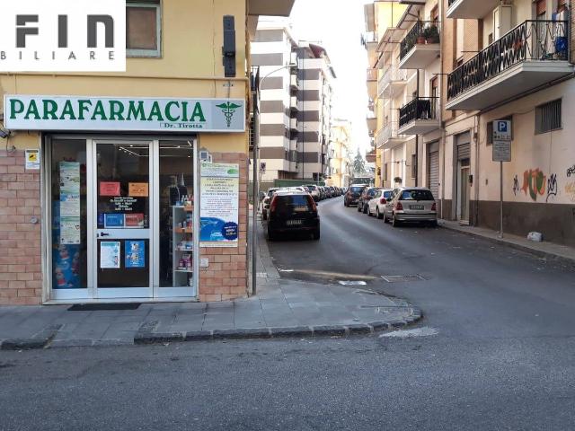 Locale commerciale in vendita a Cosenza, Centro