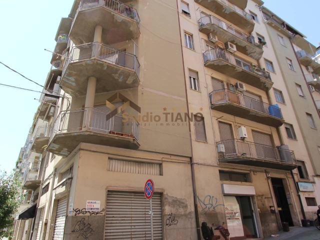 Locale commerciale in vendita a Cosenza, Centro