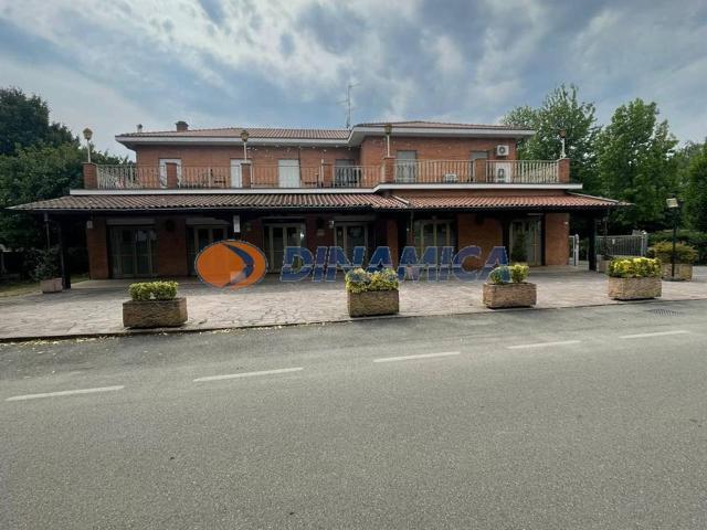 Locale commerciale in vendita a Cornate D'Adda
