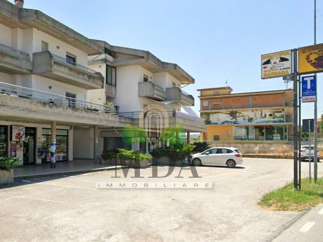 Locale commerciale in vendita a Corropoli, Bivio