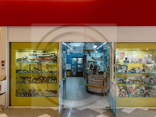 Locale commerciale in vendita a Gallarate