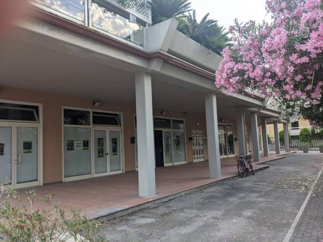 Locale commerciale in vendita a Giulianova, Lido
