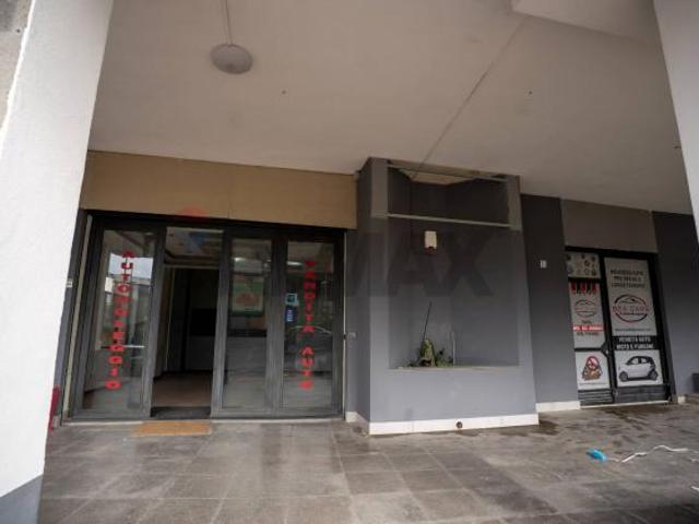 Locale Commerciale in vendita a Gravina di Catania