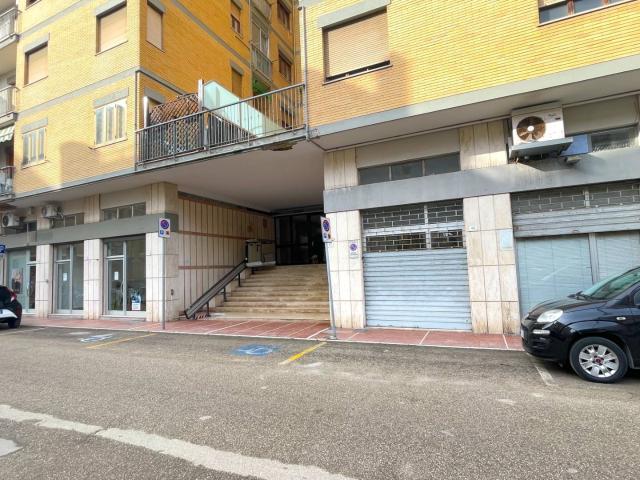 Locale Commerciale in vendita a Grottammare, Ischia Ascolani a sud del fiume Tesino, sopra ferrovia