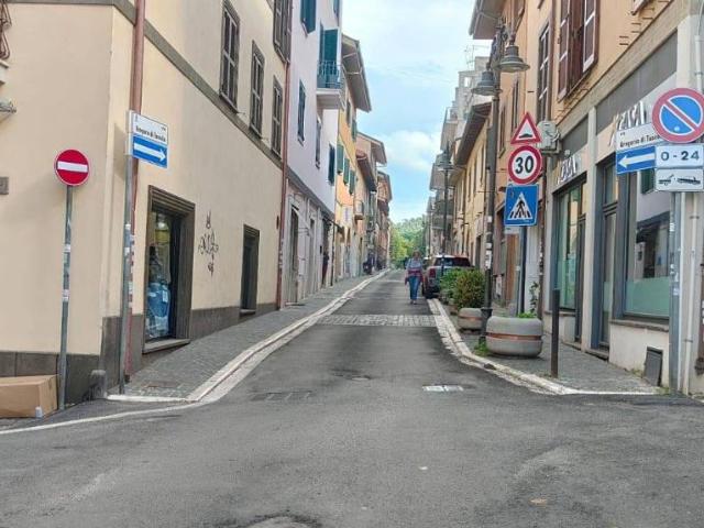 Locale commerciale in vendita a Grottaferrata