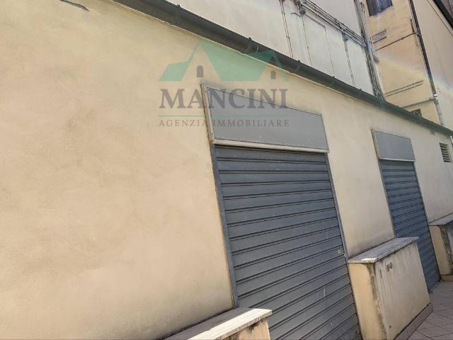 Locale commerciale in vendita a Jesi, centro zona alta