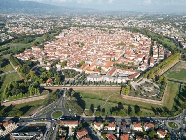 Locale commerciale in vendita a Lucca