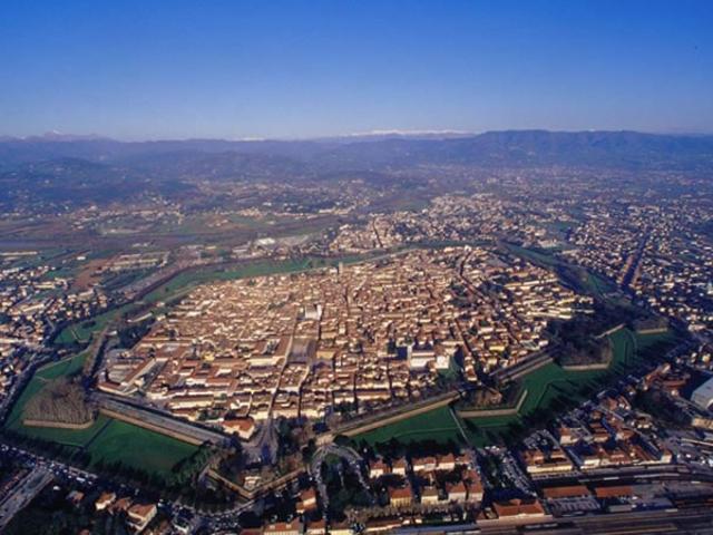 Locale commerciale in vendita a Lucca, San Concordio Contrada