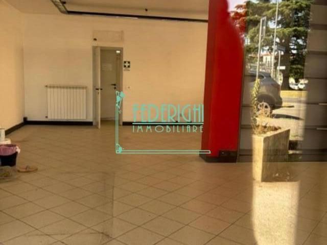Locale commerciale in vendita a Lucca
