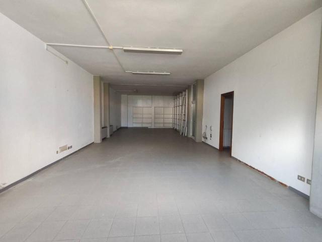 Locale commerciale in vendita a Lucca
