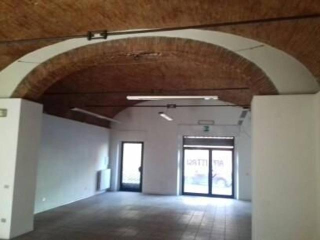 Locale commerciale in vendita a Lucca