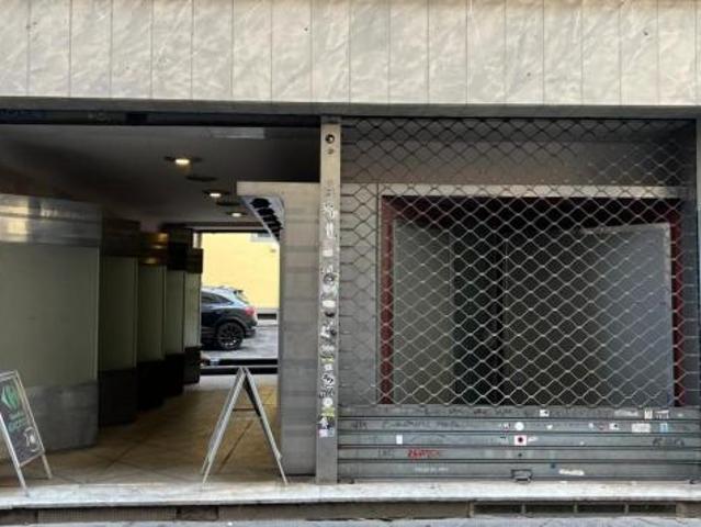 Locale commerciale in vendita a Lucca