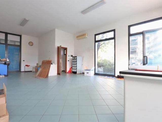 Locale commerciale in vendita a Longare