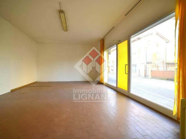 Locale commerciale in vendita a Palazzolo dello Stella, Piancada