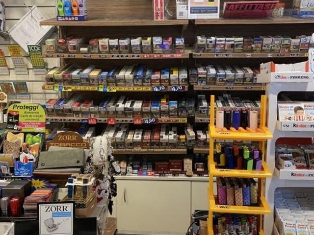Locale commerciale in vendita a Parma