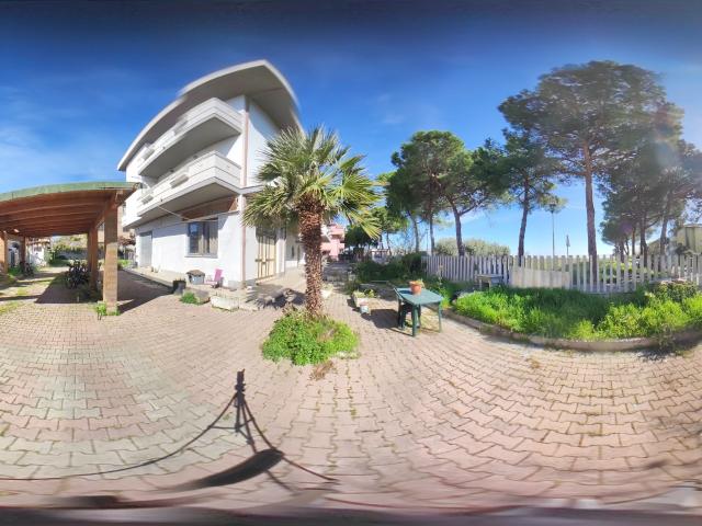 Locale commerciale in vendita a Pineto