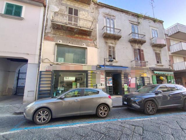 Locale commerciale in vendita a Pomigliano d'Arco