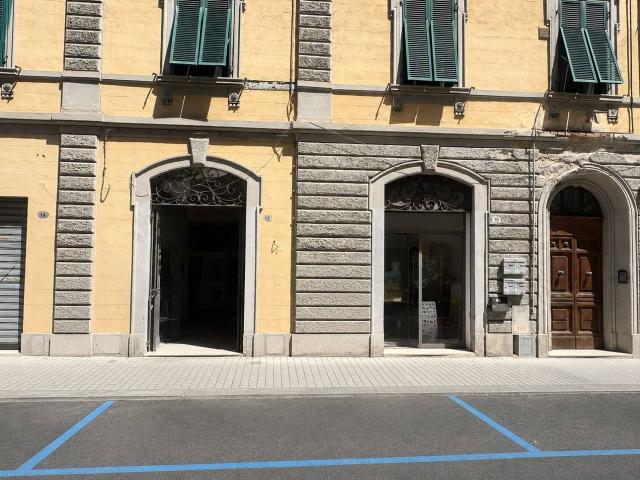 Locale commerciale in vendita a Pontedera