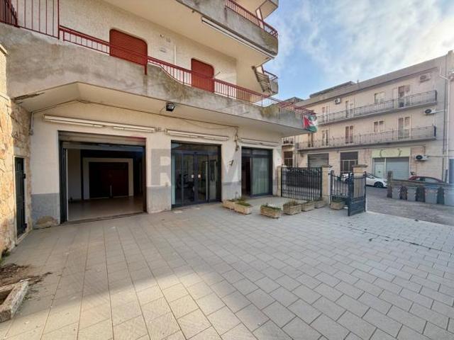Locale Commerciale in vendita a Ragusa, Viale Europa