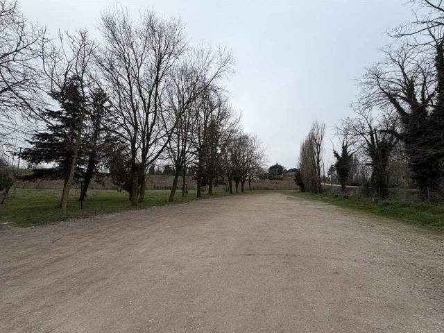 Locale commerciale in vendita a Ravenna