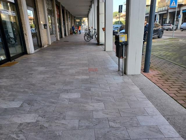 Locale commerciale in vendita a Ravenna