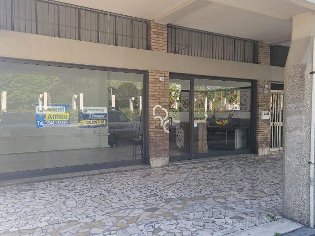 Locale commerciale in vendita a Ravenna, Darsena
