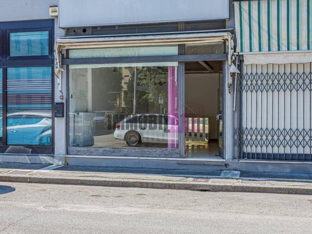 Locale commerciale in vendita a Reggio nell'Emilia, Ospizio