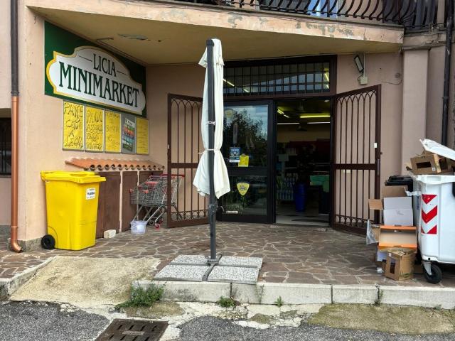 Locale commerciale in vendita a Rocca di Papa
