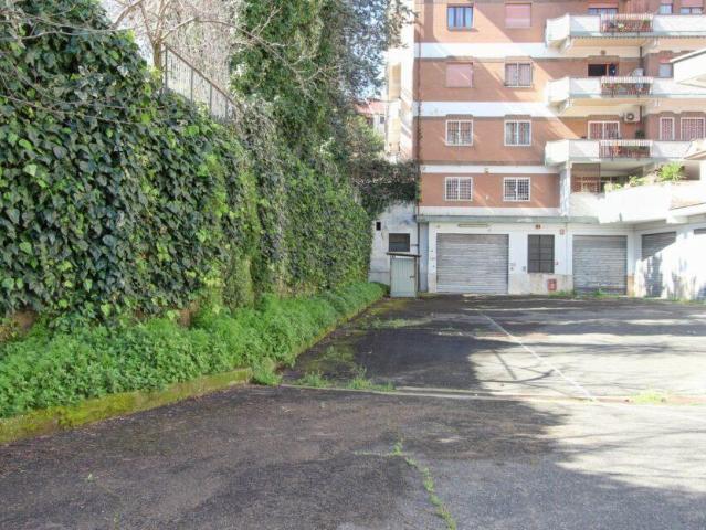 Locale commerciale in vendita a Roma