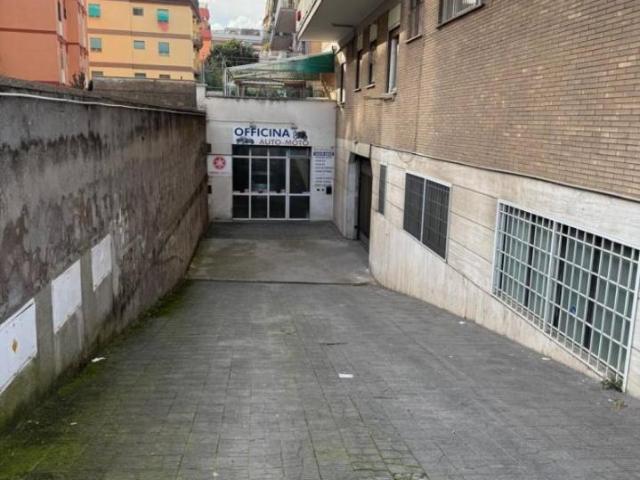 Locale commerciale in vendita a Roma