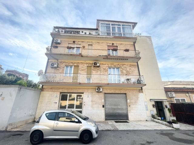 Locale commerciale in vendita a Roma, Acilia/Dragona