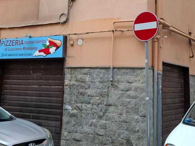 Locale commerciale in vendita a Salerno, Carmine