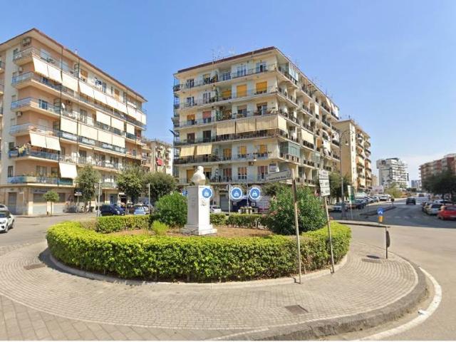 Locale commerciale in vendita a Salerno, MERCATELLO