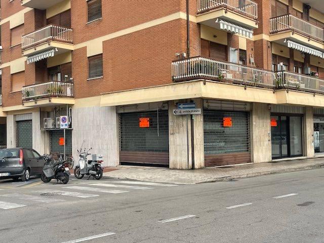 Locale commerciale in vendita a San Benedetto del Tronto, Centrale