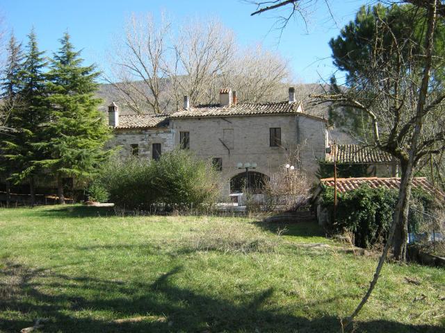 Locale commerciale in vendita a Sassoferrato