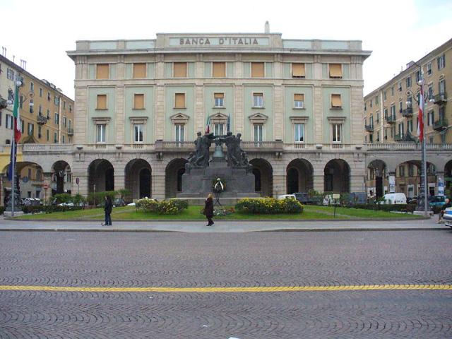 Locale commerciale in vendita a Savona, Centro